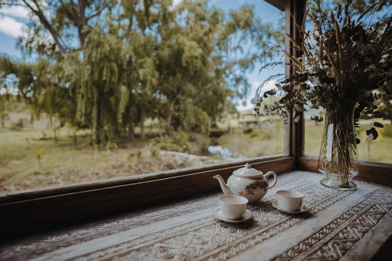 Habitación con cama grande y bañera de hidromasaje