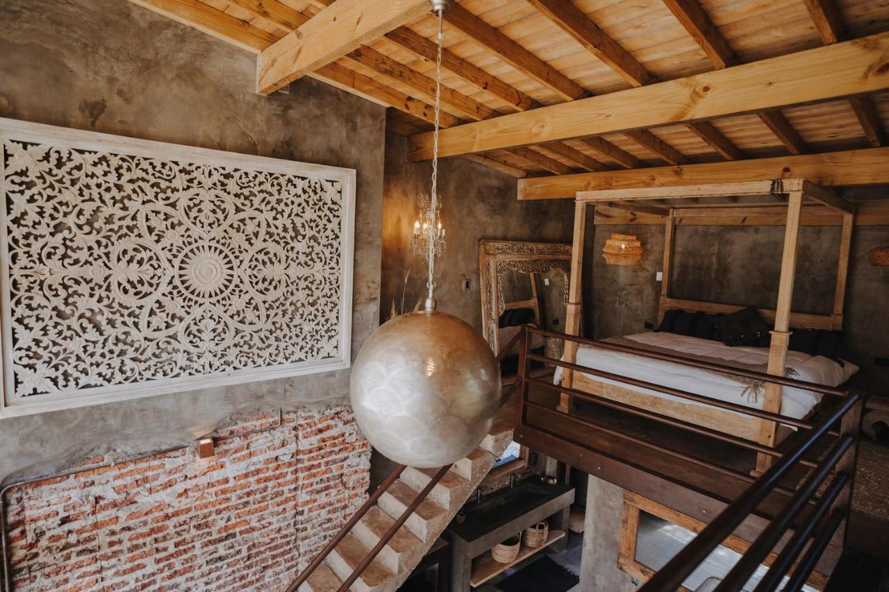 Habitación con cama extragrande y vistas al jardín