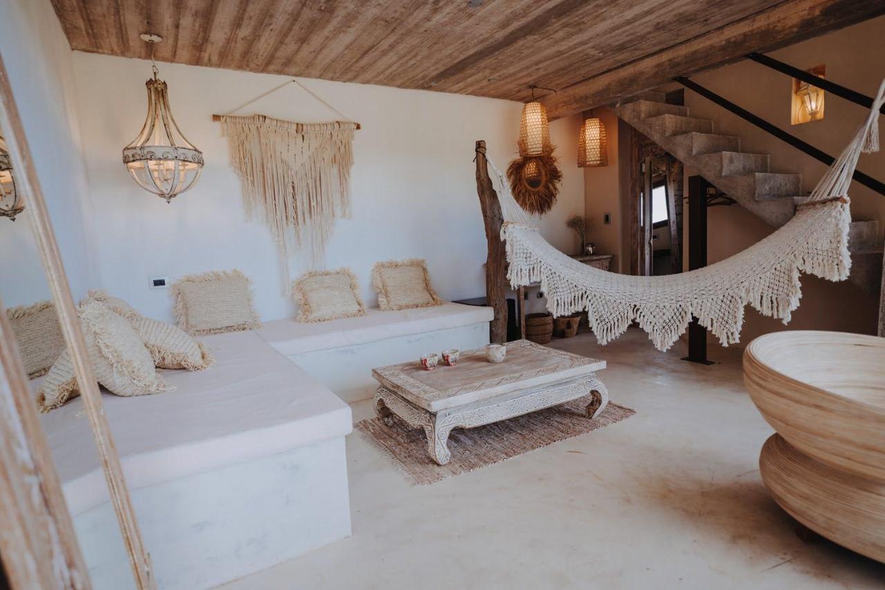 Habitación con cama extragrande y bañera de hidromasaje