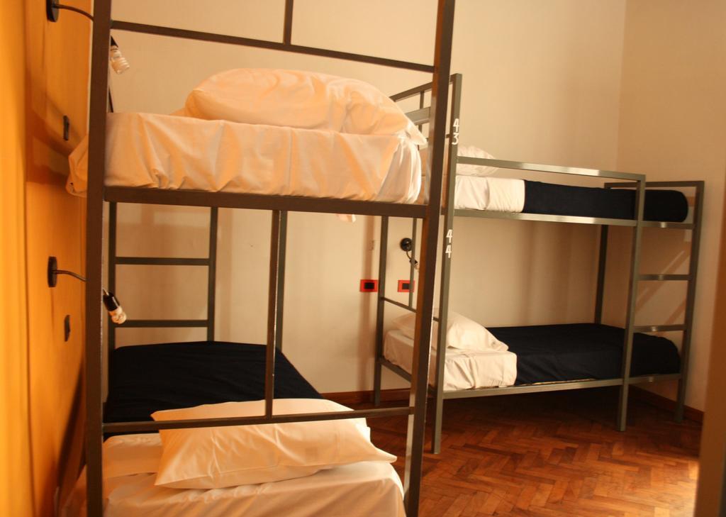 Cama en habitación compartida femenina de 6 camas
