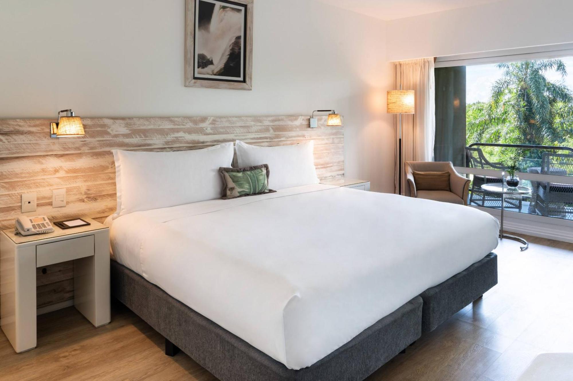 Quarto Deluxe com Cama King-size e Vista da Selva