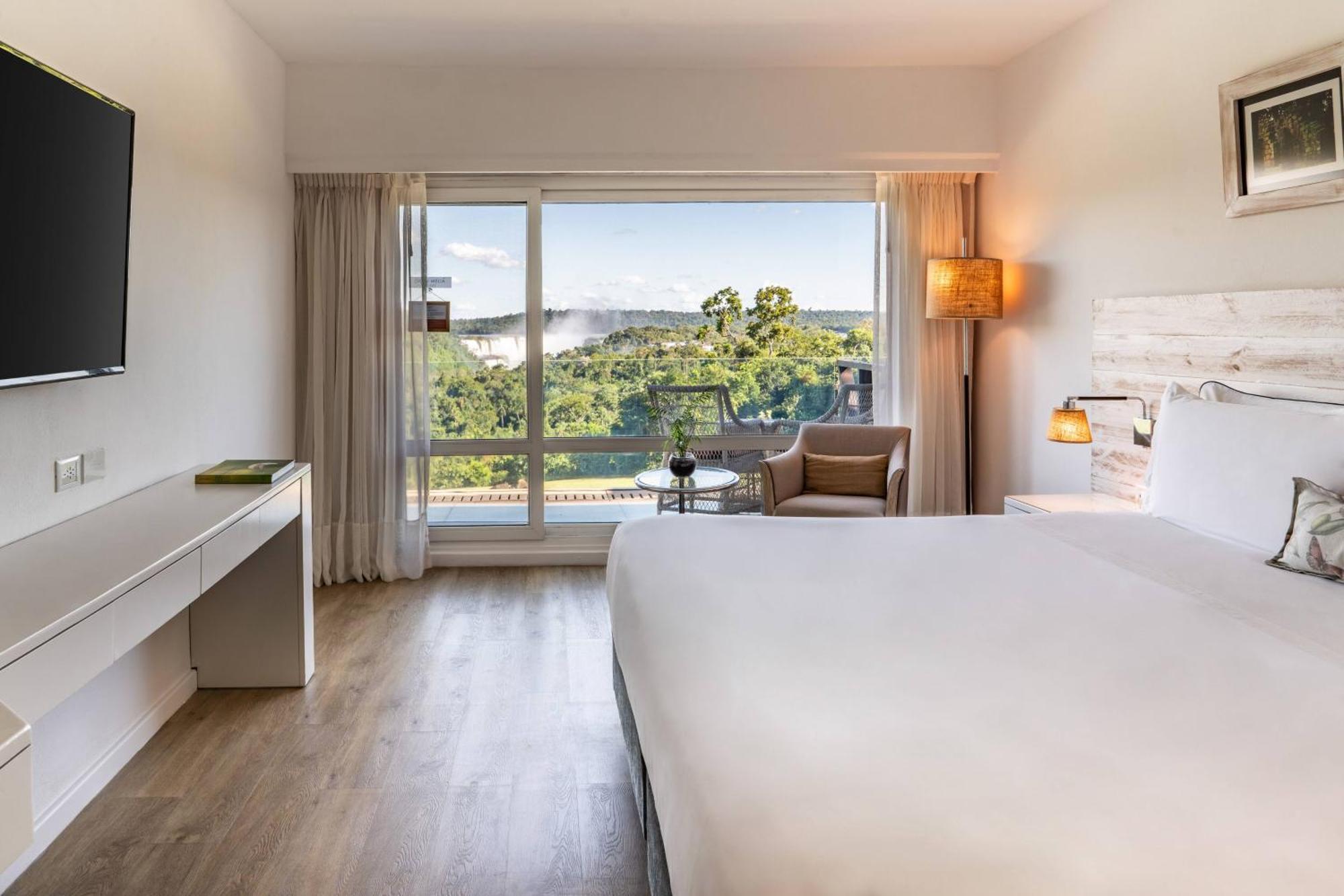 Quarto Deluxe com Cama King-size e Vista da Cascata