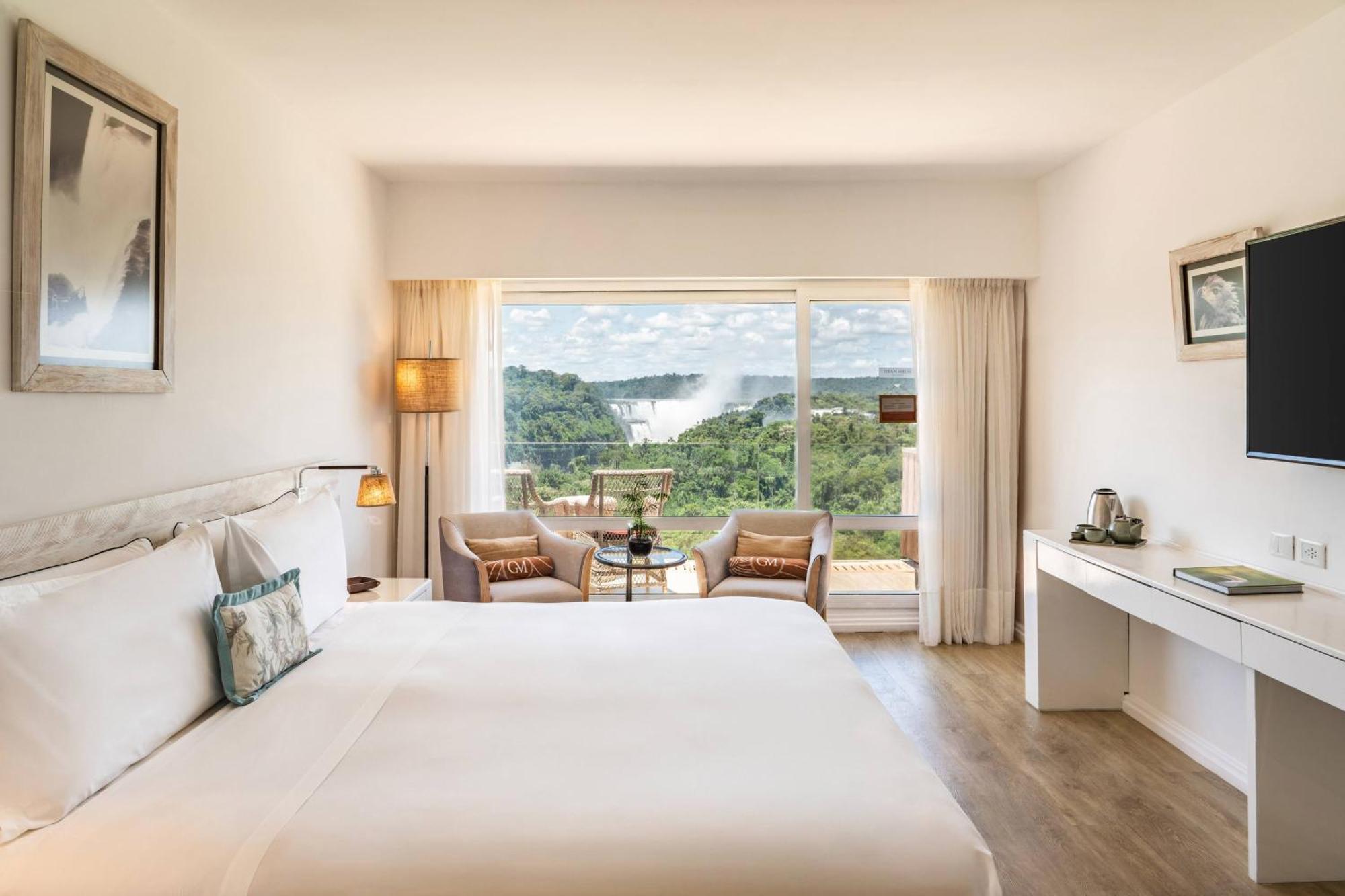 Quarto King Red Level com Vista Cascata