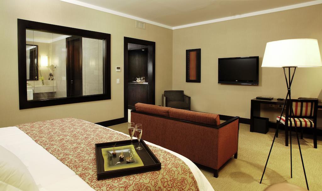 Quarto com 2 Camas de Solteiro e Vista da Piscina