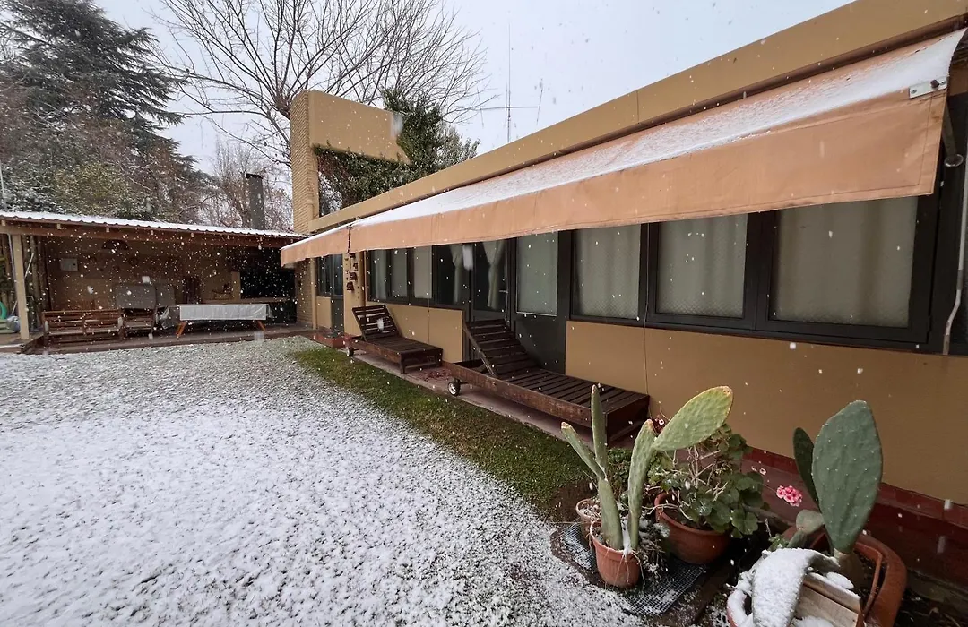 Berdina casa estilo loft con jardín, parrilla y cochera a 3 cuadras de la plaza de Chacras de Coria-1
