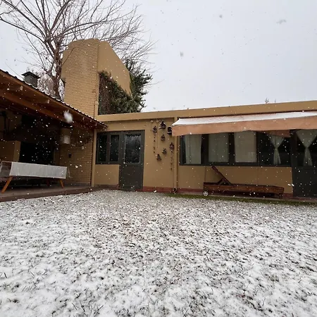 Berdina casa estilo loft con jardín, parrilla y cochera a 3 cuadras de la plaza de Chacras de Coria-3