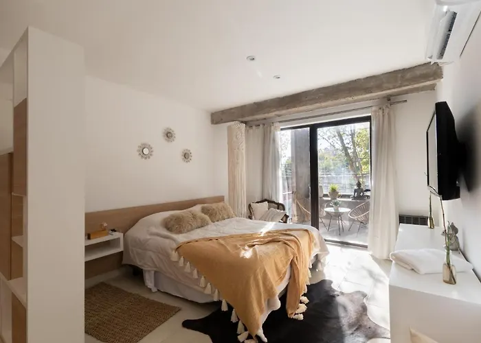 Cbmona Suites