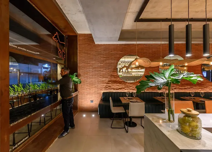Cbmona Suites