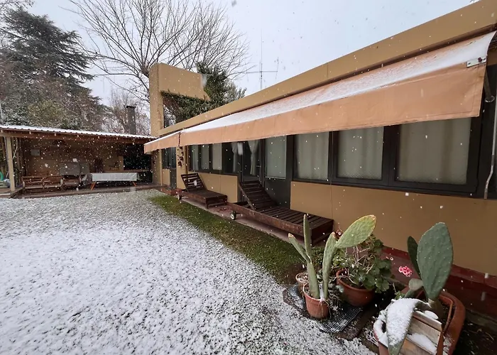 Berdina casa estilo loft con jardín, parrilla y cochera a 3 cuadras de la plaza de Chacras de Coria